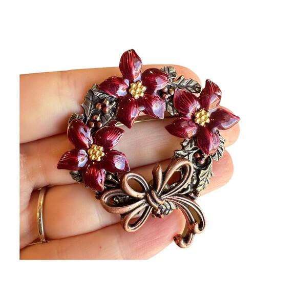 Vintage Christmas Poinsettia Wreath Enamel Brooch Pin - Picture 1 of 2